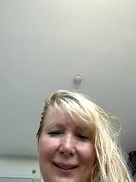 EmmaInLove23 online show from November 26, 2025, 2:23 am