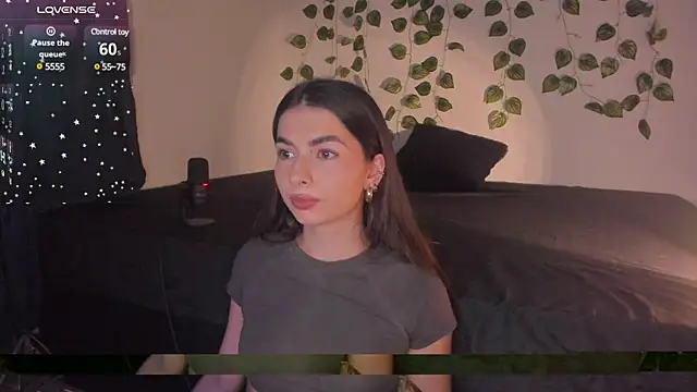 Snapshot of Coralinee_01 chatting on December 21, 2024, 12:20 am Coralinee 01 online show from December 21, 2024, 12:20 am