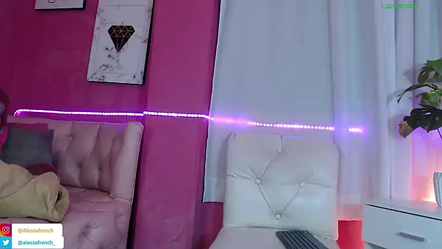 AleezaFrench online show from December 5, 2024, 3:06 pm