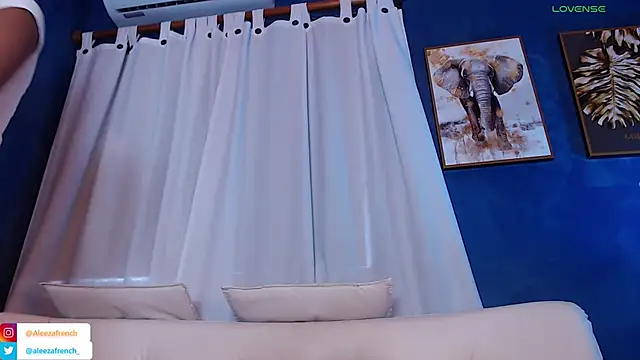 AleezaFrench online show from December 9, 2024, 1:24 pm