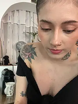 LiliJones  online show from April 17, 2026, 2:31 pm