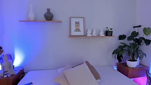 moll1e  online show from March 9, 2025, 8:10 pm