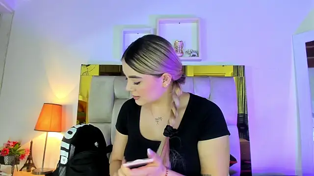 Snapshot of emmy_r chatting on March 5, 2025, 12:11 pm emmy r online show from March 5, 2025, 12:11 pm