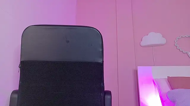 Snapshot of CristalCornner_ chatting on October 17, 2025, 7:38 pm CristalCornner  online show from October 17, 2025, 7:38 pm