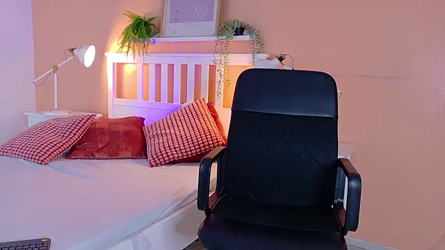 Snapshot of CristalCornner_ chatting on October 21, 2025, 7:47 pm CristalCornner  online show from October 21, 2025, 7:47 pm