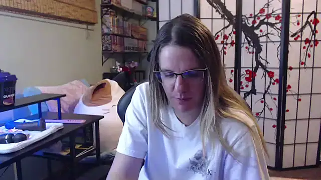 Sarahtineke online show from February 3, 2026, 4:32 am