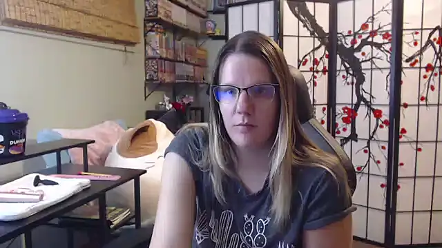 Sarahtineke online show from February 5, 2026, 10:47 pm