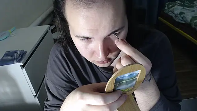 EvaMiron online show from October 28, 2025, 3:47 pm