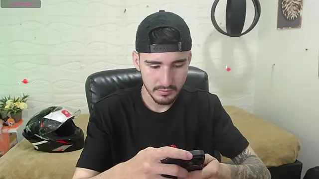 Snapshot of DmitriSanders chatting on December 13, 2024, 1:04 am DmitriSanders online show from December 13, 2024, 1:04 am