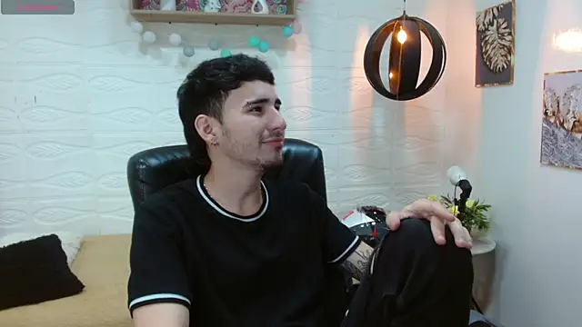 Snapshot of DmitriSanders chatting on March 20, 2025, 8:40 pm DmitriSanders online show from March 20, 2025, 8:40 pm