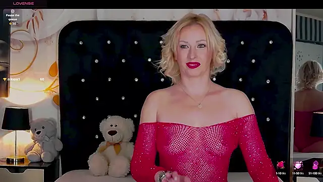 OliviaShaw23 online show from October 19, 2025, 9:04 pm