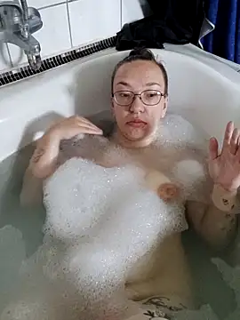 Isabella Geney online show from October 10, 2025, 12:59 pm