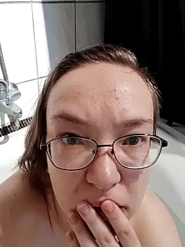 Isabella Geney online show from November 19, 2025, 12:38 pm