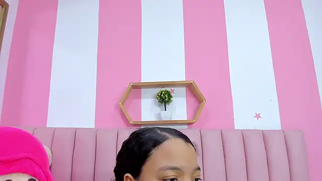 ISABELLA 020 online show from February 11, 2026, 12:43 pm