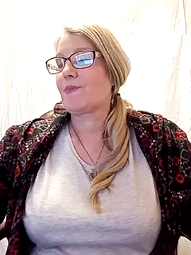 Snapshot of irinamaux chatting on February 9, 2025, 1:25 pm irinamaux online show from February 9, 2025, 1:25 pm