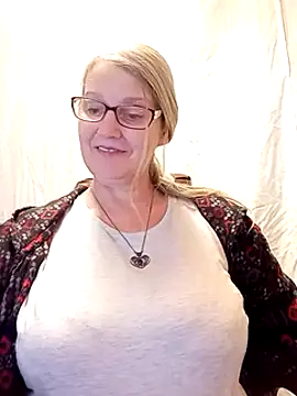 Snapshot of irinamaux chatting on February 10, 2025, 2:37 pm irinamaux online show from February 10, 2025, 2:37 pm