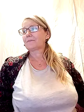 Snapshot of irinamaux chatting on February 12, 2025, 4:00 pm irinamaux online show from February 12, 2025, 4:00 pm