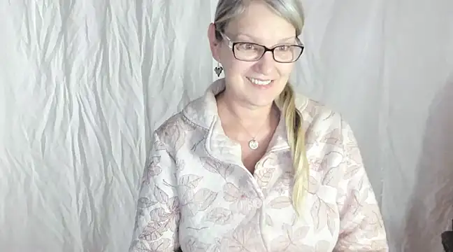 Snapshot of irinamaux chatting on February 22, 2025, 8:40 am irinamaux online show from February 22, 2025, 8:40 am
