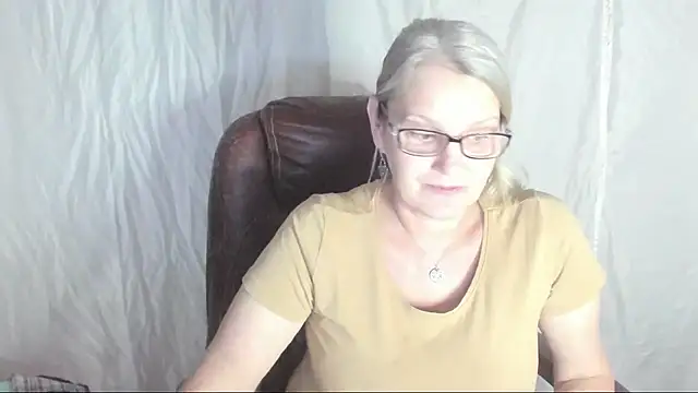 Snapshot of irinamaux chatting on March 6, 2025, 7:47 am irinamaux online show from March 6, 2025, 7:47 am
