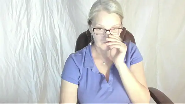 Snapshot of irinamaux chatting on March 22, 2025, 2:58 pm irinamaux online show from March 22, 2025, 2:58 pm