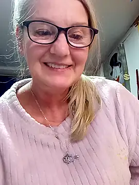 irinamaux online show from April 9, 2026, 7:58 am