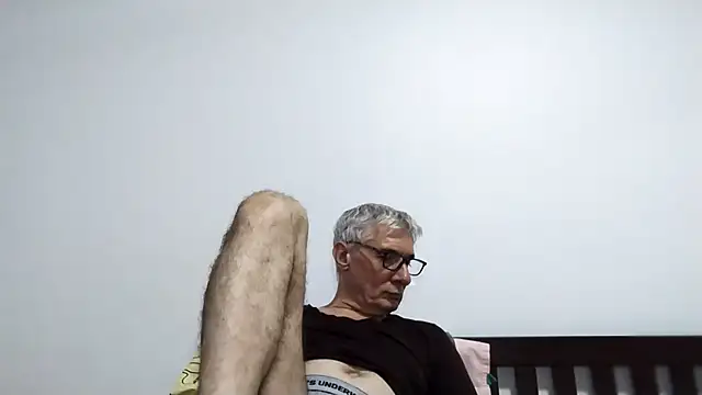 Snapshot of BIGUNCUTHARDCOCK chatting on February 24, 2026, 2:26 pm BIGUNCUTHARDCOCK online show from February 24, 2026, 2:26 pm