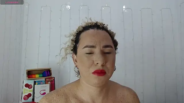 Snapshot of SofiaMadisson chatting on January 4, 2025, 1:10 pm SofiaMadisson online show from January 4, 2025, 1:10 pm