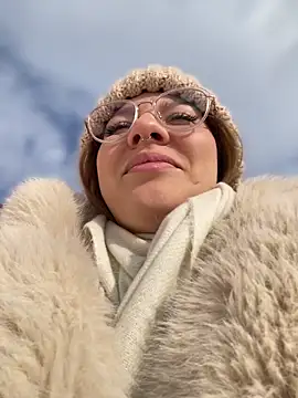 Snapshot of NewLale chatting on February 13, 2025, 6:20 am NewLale online show from February 13, 2025, 6:20 am