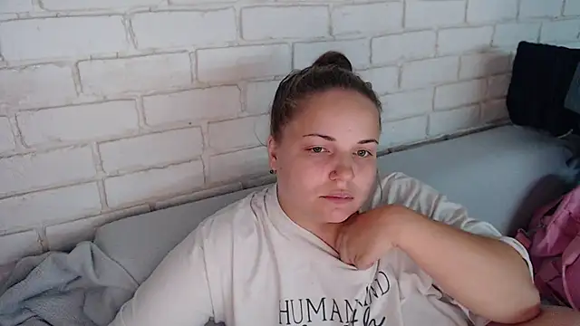 Crazyy girl  online show from September 21, 2025, 3:46 pm