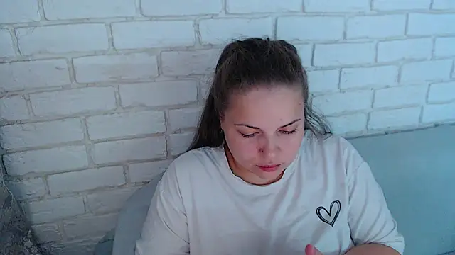 Crazyy girl  online show from October 26, 2025, 6:19 am