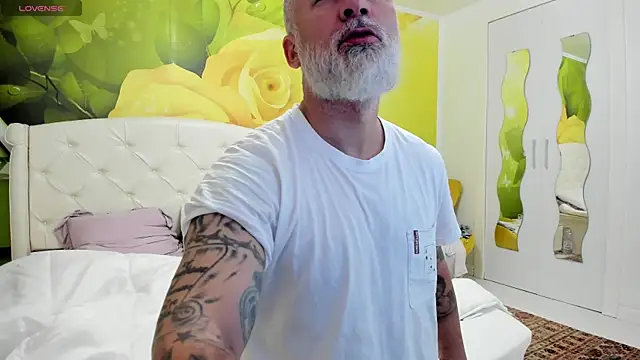 Snapshot of BlowMyXXL chatting on April 4, 2026, 7:17 am BlowMyXXL online show from April 4, 2026, 7:17 am