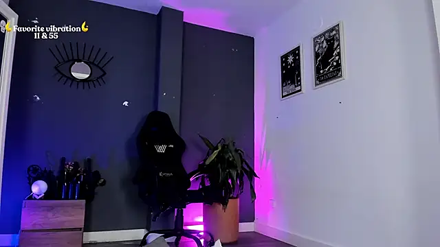 Raven Witch  online show from April 16, 2026, 9:39 pm