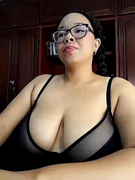 Snapshot of XMara chatting on February 26, 2025, 10:53 pm XMara online show from February 26, 2025, 10:53 pm