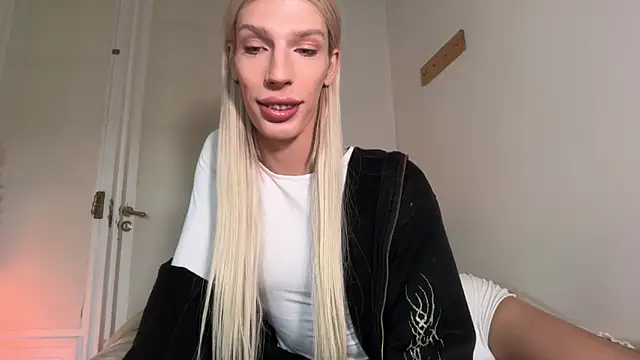 AliceSnowCatt online show from May 8, 2026, 1:38 pm