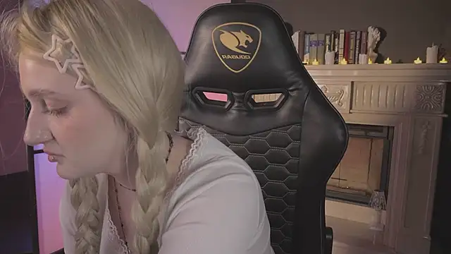 ELLIEJAY online show from April 19, 2026, 5:18 am