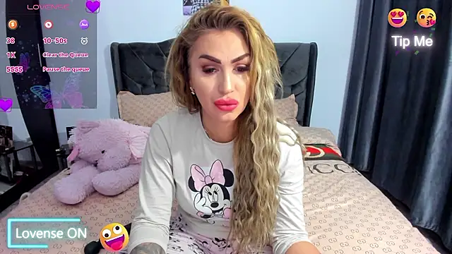 GlossyDiamondX online show from January 18, 2026, 3:43 am