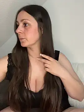 Loella-Rose online show from April 8, 2026, 9:48 pm