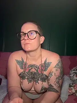 quinnmariexo online show from April 17, 2026, 12:46 am