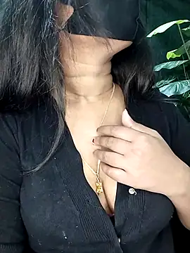 Idhika Paul online show from November 25, 2025, 12:10 am