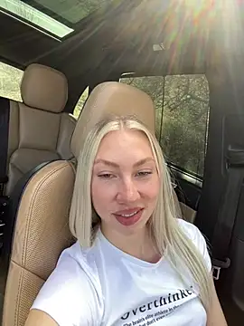 LuisaBecker online show from March 17, 2025, 11:21 am