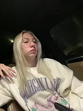 LuisaBecker online show from March 17, 2025, 7:04 pm