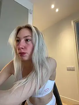 LuisaBecker online show from March 22, 2025, 1:30 pm