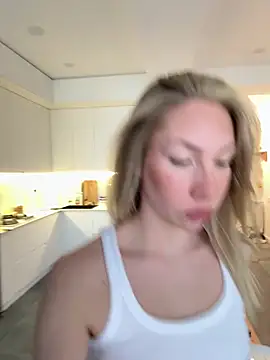 LuisaBecker online show from April 15, 2026, 3:57 am