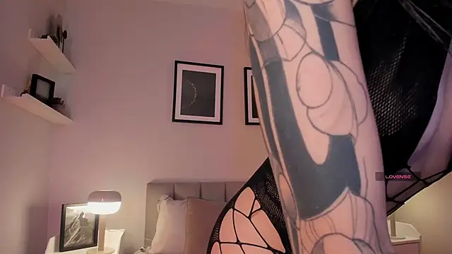 Violetta Nur online show from April 16, 2026, 8:20 pm