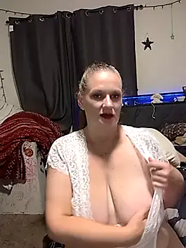 Snapshot of ChileVerde12 chatting on April 13, 2026, 5:13 am ChileVerde12 online show from April 13, 2026, 5:13 am