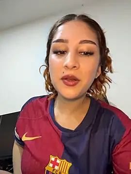 Snapshot of Mon_Cherry chatting on February 4, 2026, 1:33 am Mon Cherry online show from February 4, 2026, 1:33 am