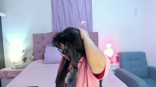 Latinabombsheell online show from March 13, 2026, 7:20 pm