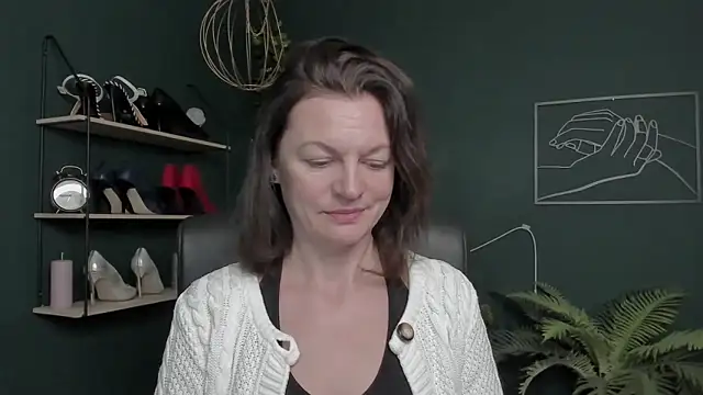 Snapshot of VivianWILD chatting on November 10, 2025, 7:40 am VivianWILD online show from November 10, 2025, 7:40 am