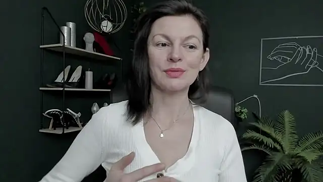 Snapshot of VivianWILD chatting on February 26, 2026, 7:40 am VivianWILD online show from February 26, 2026, 7:40 am