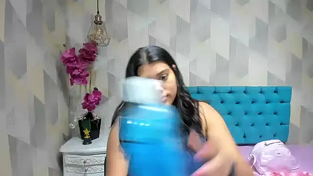 LindaBreeS online show from May 19, 2026, 2:34 pm